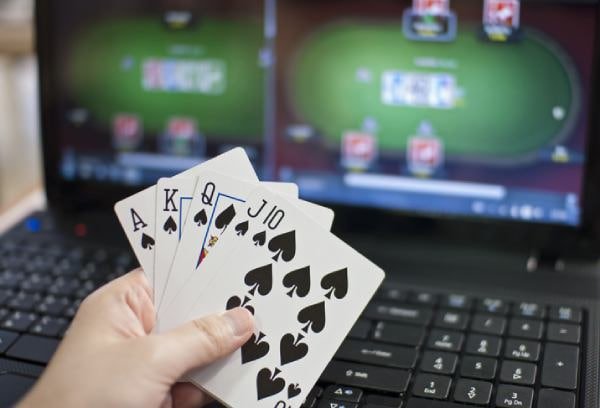 Roulette wheel and betting layout on Kembang Kempis live table